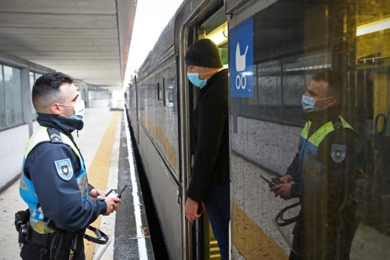 Covid-19: PSP vai controlar quem viaja de comboio, autocarro e avião na região de Lisboa