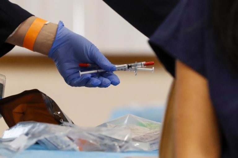 Covid-19: Bastonária dos Enfermeiros apela ao aproveitamento de recém-licenciados para vacinação