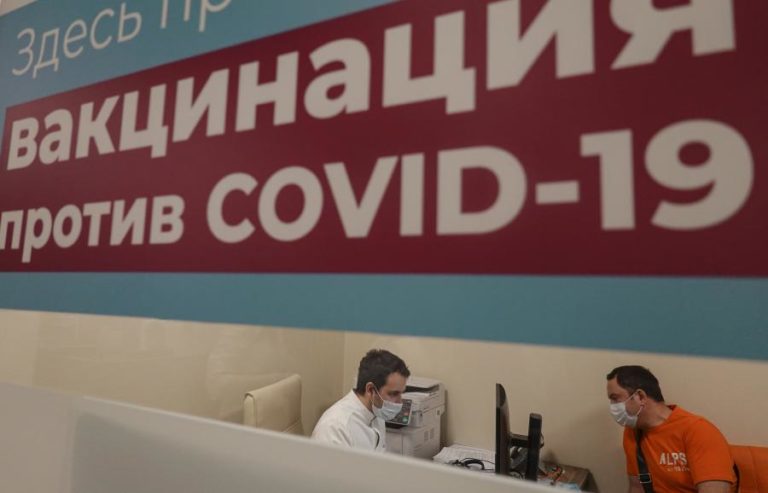 Covid-19: Funcionários russos que recusem vacina arriscam licença sem vencimento