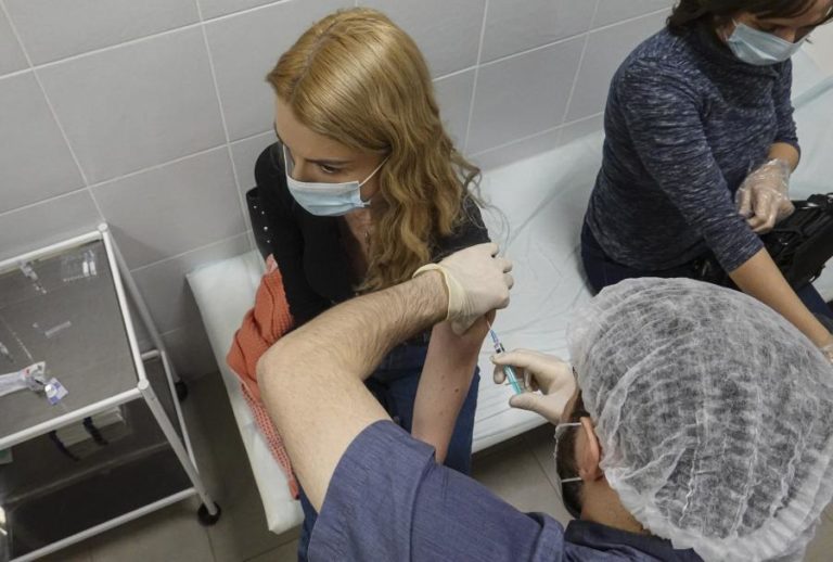 Covid-19: Moscovo decreta vacinação obrigatória face a situação “dramática”