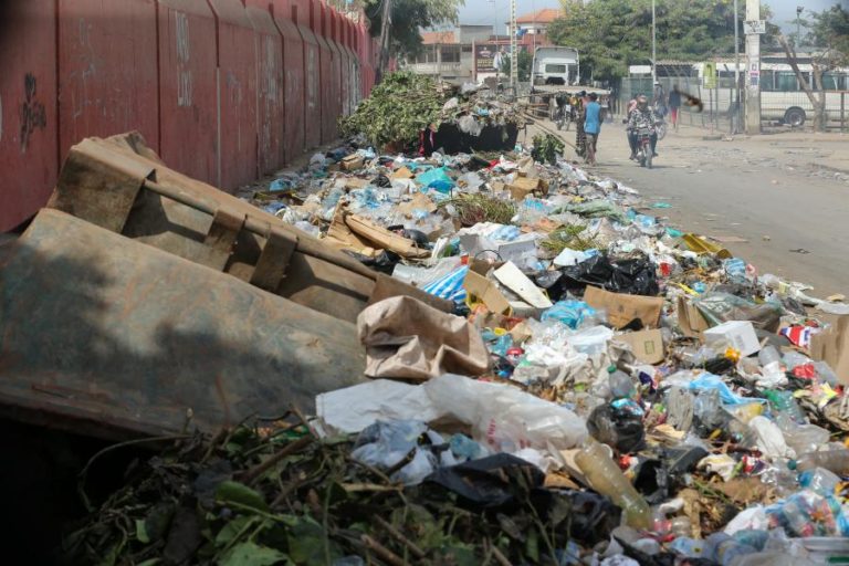 Governo de Luanda queixa-se de vandalismo e intimidação durante a recolha de lixo