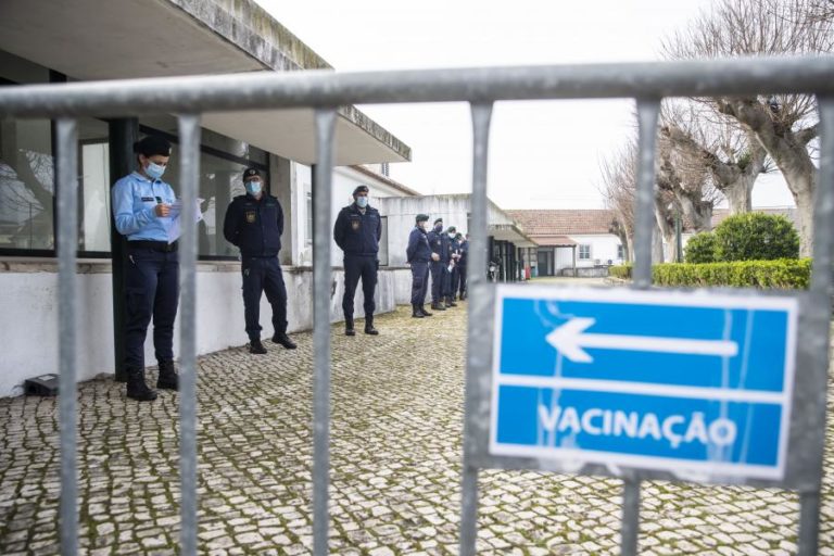 Covid-19: MAI pede esclarecimentos à ‘Task Force’ sobre atrasos na vacinação dos polícias