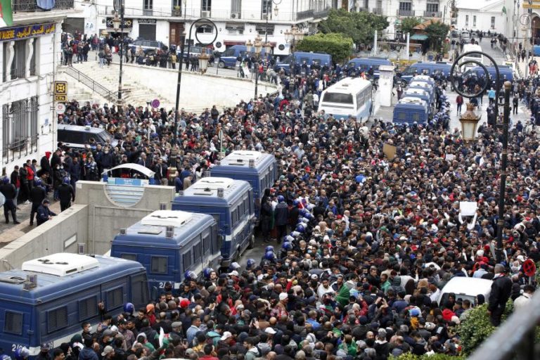 Argélia: Libertados três ativistas de um movimento de protesto