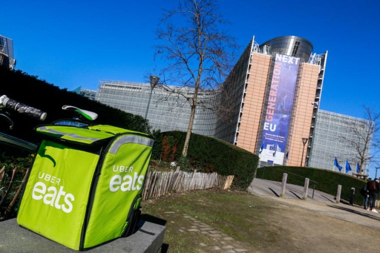 Bruxelas quer “campo de igualdade” para trabalho nas plataformas digitais na UE como a Uber