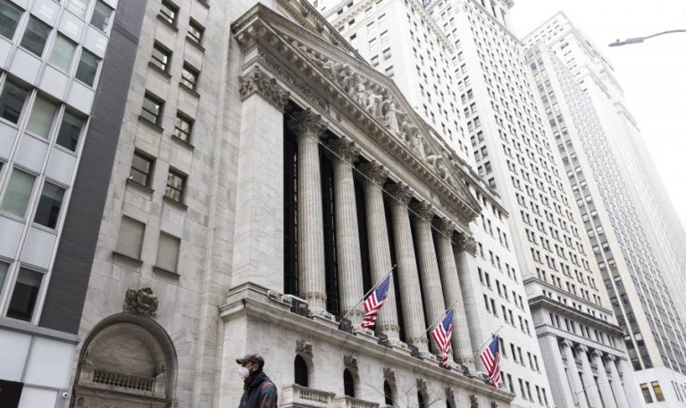 Wall Street fecha sem rumo mas com variações modestas perto de níveis recordes