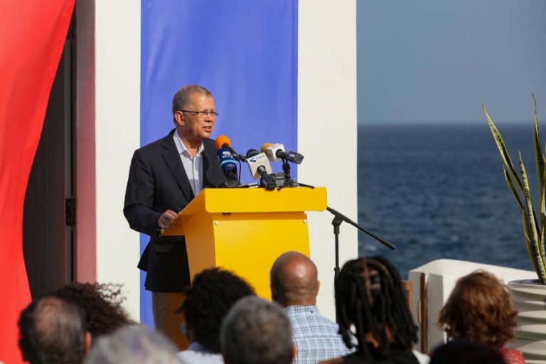 Candidato às presidenciais em Cabo Verde Carlos Veiga em Bissau para contactos