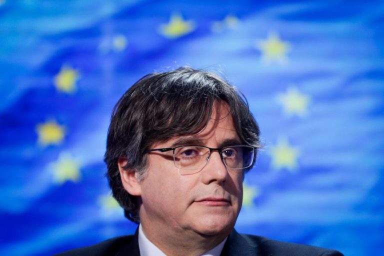 Tribunal europeu suspende levantamento da imunidade do independentista catalão Puigdemont