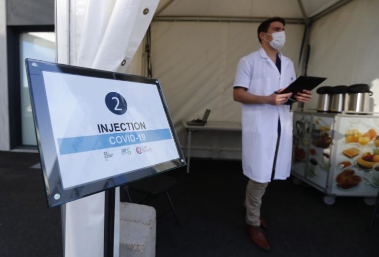 Coid-19: Quase metade da população adulta francesa já foi vacinada