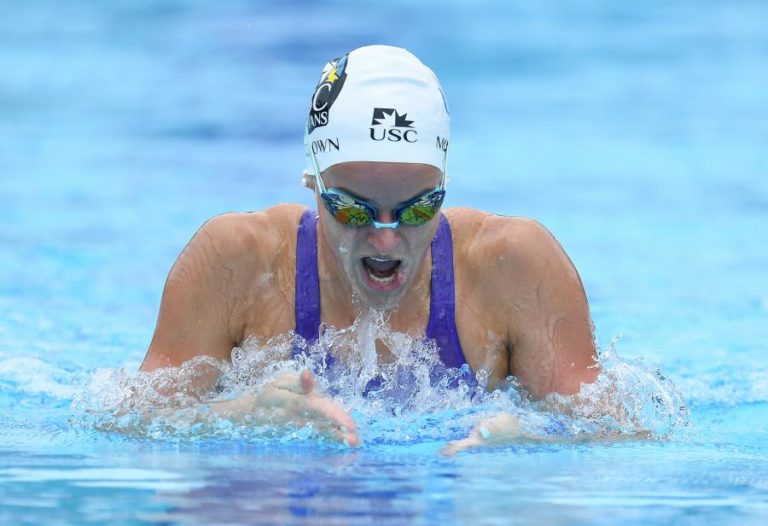Nadadora australiana Kaylee McKeown bate recorde do mundo dos 100 metros costas