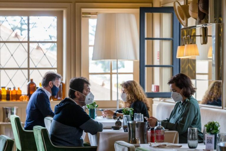 Covid-19: Comércio deixa de ter restrições de horários e restaurantes fecham à 01:00