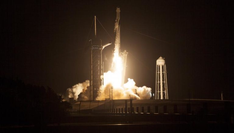 Dragon da SpaceX acoplou com êxito na Estação Espacial Internacional