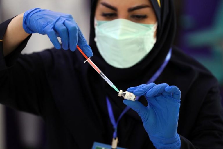 Covid-19: Irão autoriza uso de emergência da sua primeira vacina