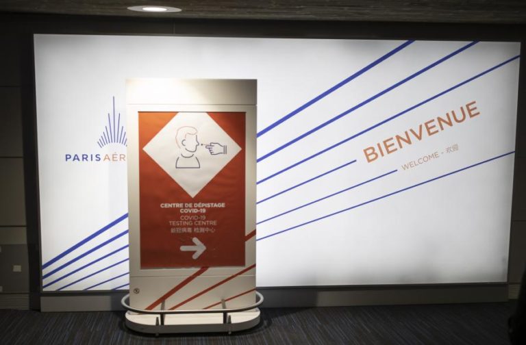 Covid-19: Viajantes da UE vacinados poderão entrar em França sem teste contra vírus