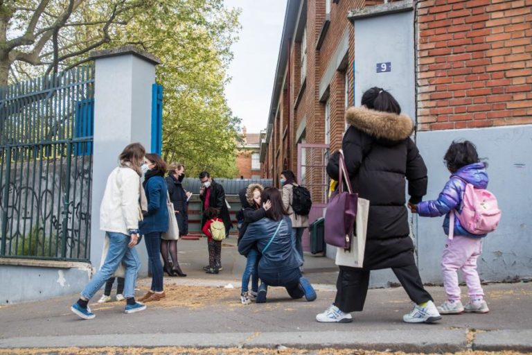 Covid-19: Crianças em França deixam de usar máscara nos recreios das escolas