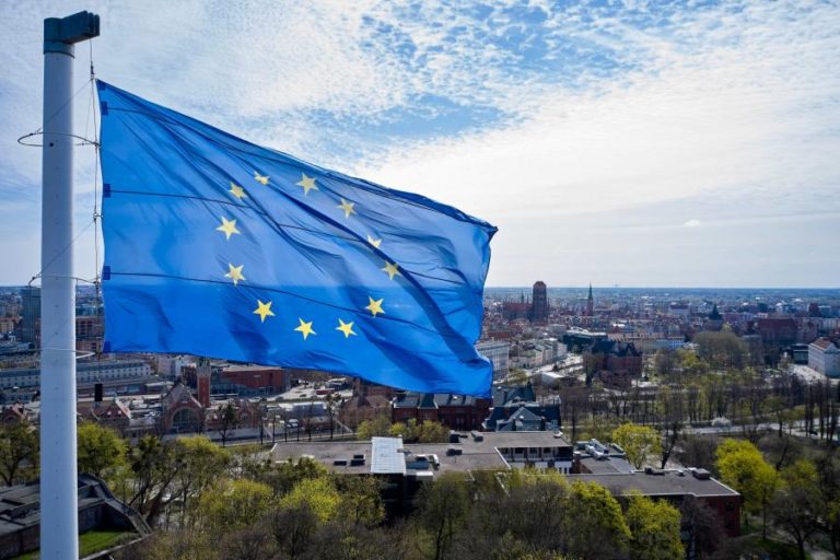 Confiança na UE desce na pandemia mas há sólido apoio à continuação do bloco