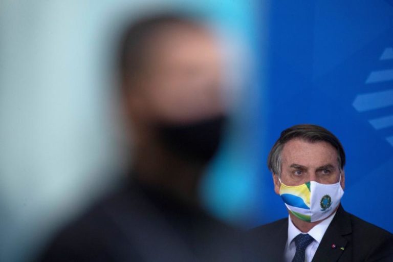 Bolsonaro age para partidarizar e quebrar espinha das Forças Armadas no Brasil , dizem analistas