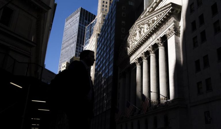 Wall Street inicia sessão em alta à espera de dados da Reserva Federal