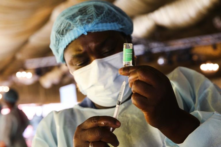 Covid-19: Recuperação económica de África depende do acesso às vacinas
