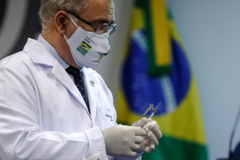 Covid-19: Especialistas projetam nova subida de infeções no Brasil nas próximas semanas