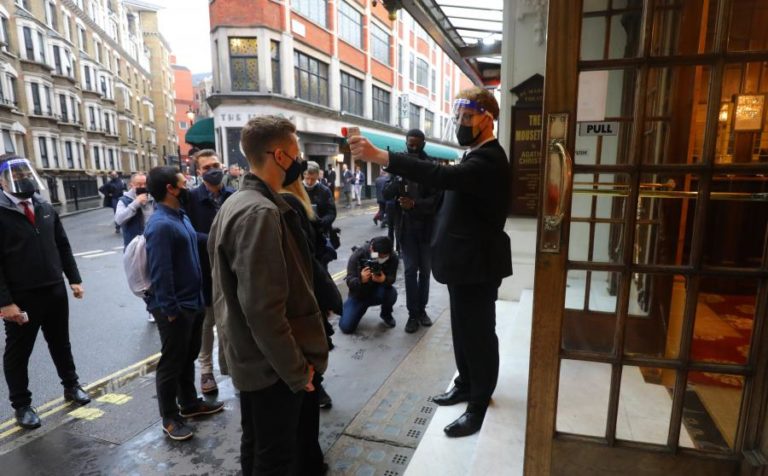 Covid-19: Londres planeia adiar por um mês levantamento das restrições em Inglaterra