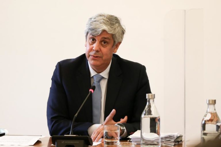 Centeno espera que redução de trabalhadores da banca não tenha dimensão do passado