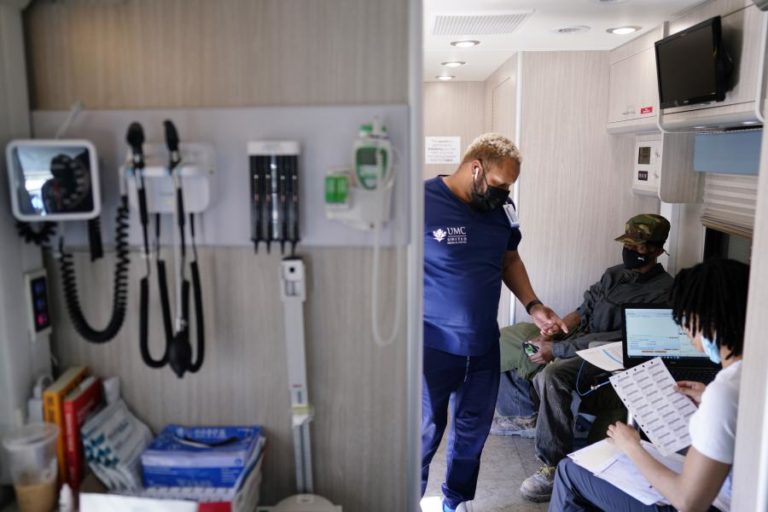 Covid-19: EUA com 597 mortos e 19.402 casos nas últimas 24 horas