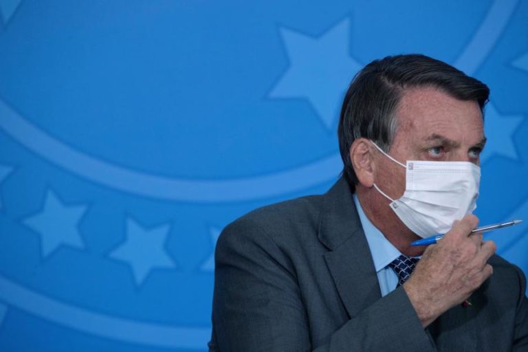 Covid-19: Presidente do Brasil em silêncio sobre 500 mil mortos na pandemia