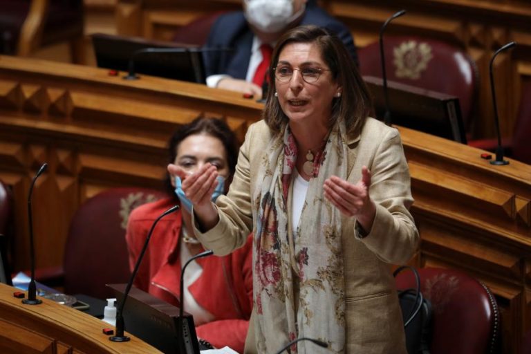 PS acusa Rio de não ter ideias e diz que PSD sem agenda permite aos extremos crescer