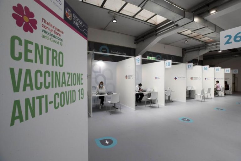 Covid-19: Itália soma mais 1.901 casos e atinge 25% da população imunizada