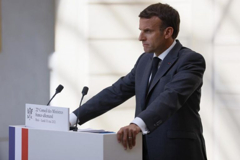 Presidente francês é agredido numa visita ao sudeste do país