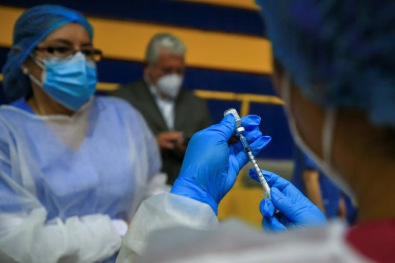 Covid-19: Vacinação ultrapassa dois mil milhões de doses em todo o mundo em seis meses