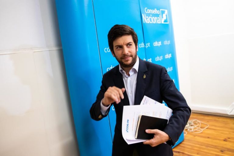 Presidente do CDS condena IL por simular ato político para furar regras de saúde