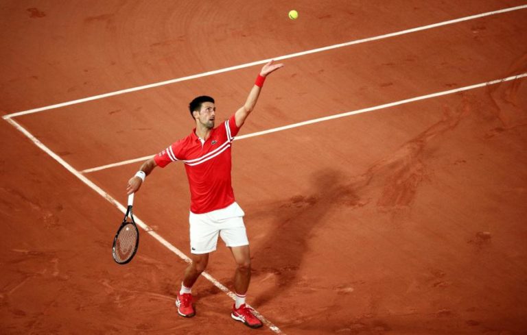 Novak Djokovic apura-se para a terceira ronda de Roland Garros