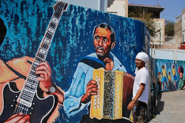 Artista plástico viaja nas tintas para homenagear cultura e colorir murais em Cabo Verde