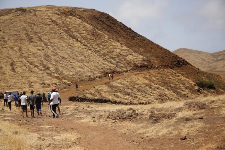 Percurso por antigo vulcão leva turismo de caminhadas à ilha cabo-verdiana de Santiago