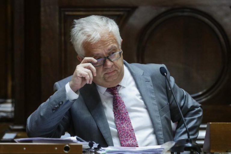 MAI reconhece que há “apropriação ilegitima” dos agendamentos no SEF