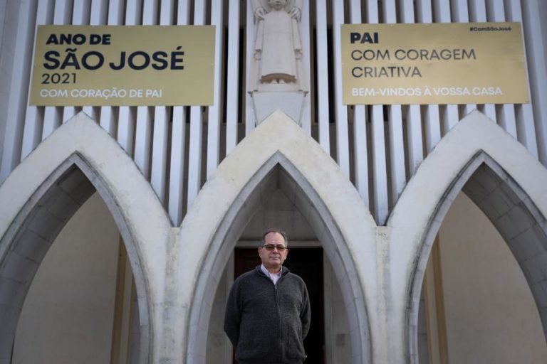 Covid-19: Padres rendem-se às celebrações religiosas virtuais