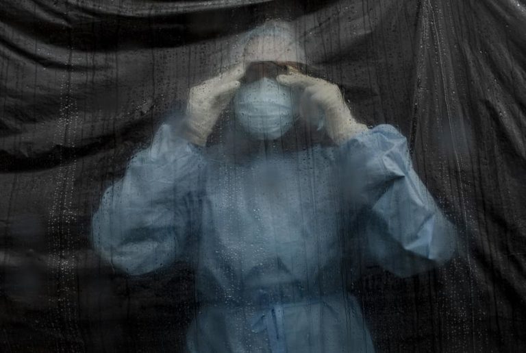 Covid-19: Pandemia já matou pelo menos 3,7 milhões de pessoas no mundo
