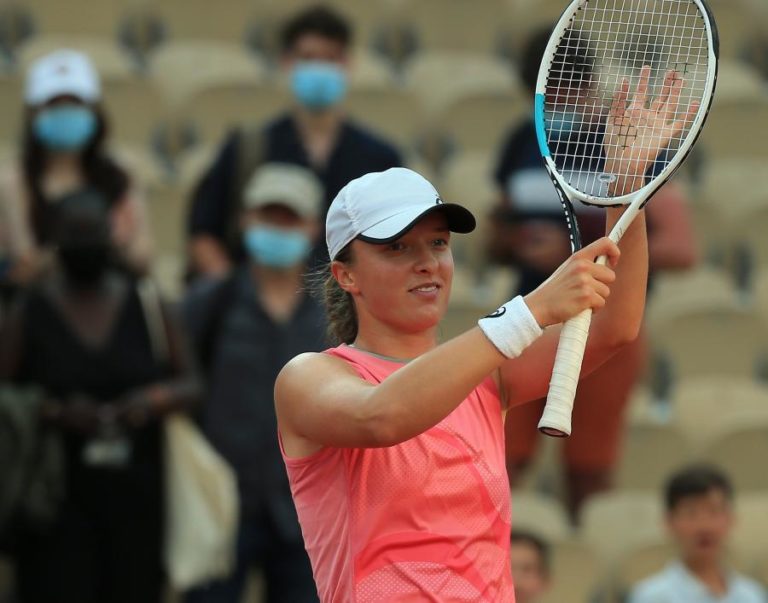 Swiatek prossegue defesa do título com triunfo sobre Peterson de Roland Garros