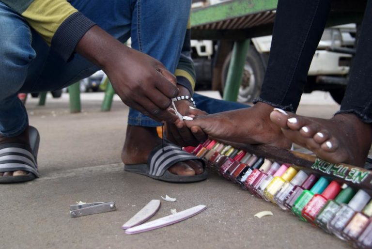 REPORTAGEM: Pintar unhas nas ruas de Maputo para “não roubar ninguém”
