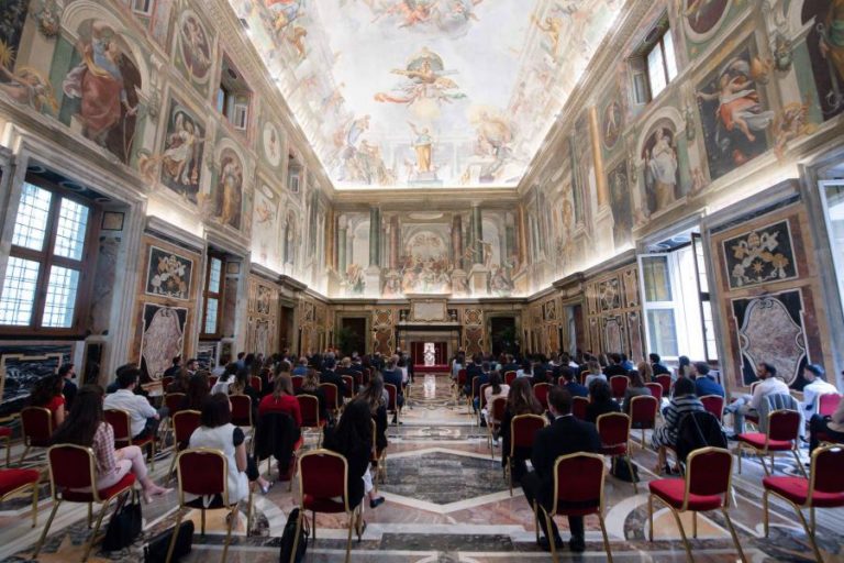 Papa diz que “quem não trabalha não é digno” e que “o trabalho é a unção de dignidade”