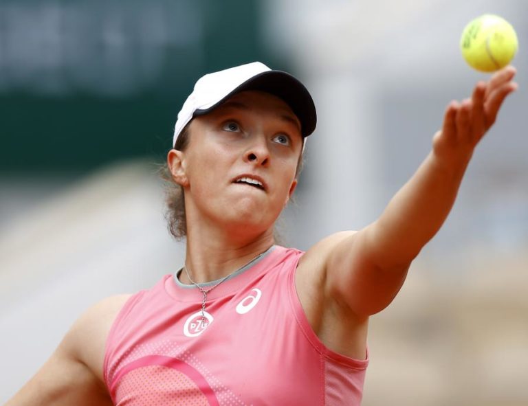 Campeã Iga Swiatek avança na defesa do título de Roland Garros