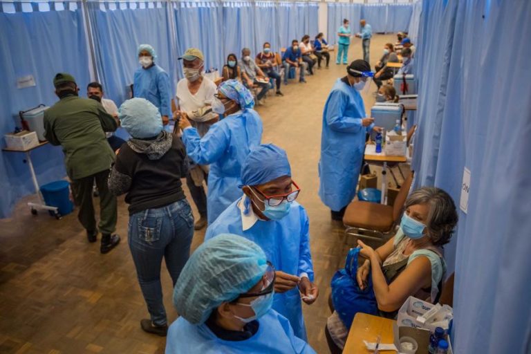 Covid-19: Médicos denunciam escassez de vacinas para segundas doses na Venezuela