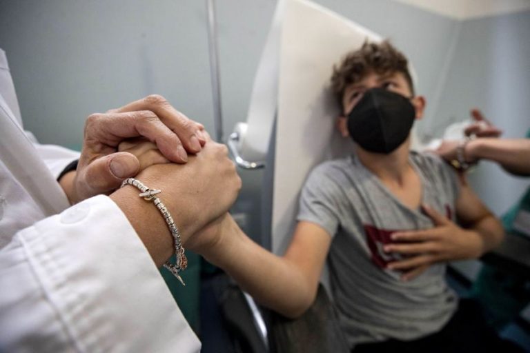 Covid-19: França já vacinou mais de metade da população adulta