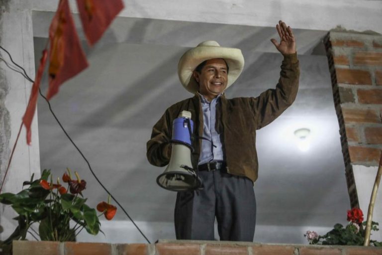 Castillo lidera nas eleições presidenciais do Peru, mas dentro da margem de erro
