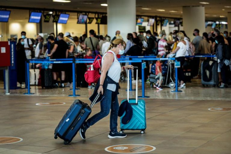 Covid-19: Aeroporto de Faro com menor afluência na véspera da saída da ‘lista verde’ britânica