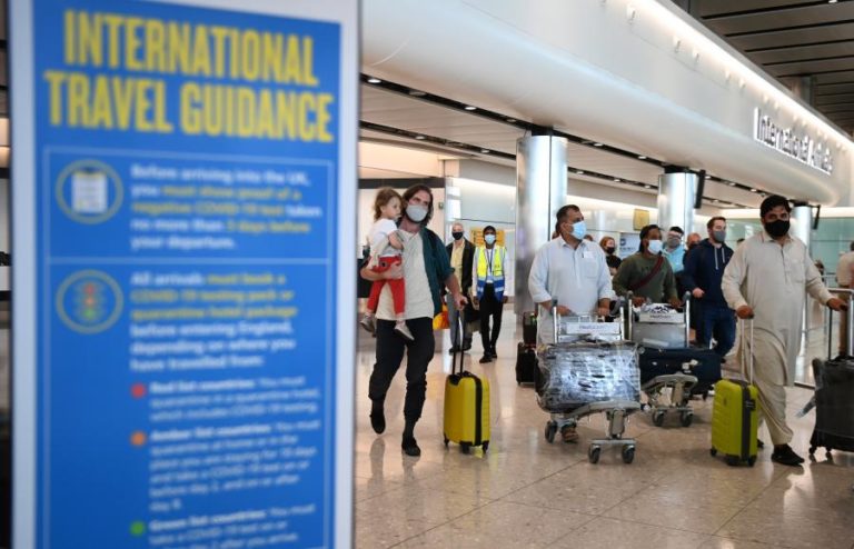 Covid-19: Viajantes menores acompanhados por vacinados dispensados de isolamento