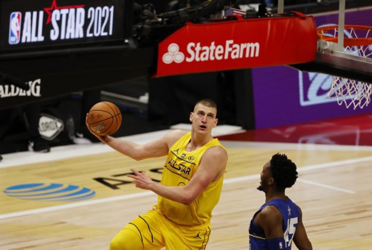 Sérvio Nikola Jokic eleito MVP da NBA, no terceiro título seguido para europeus
