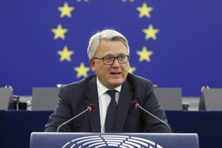 UE/Presidência: Comissário europeu destaca “mérito” de Portugal nas políticas sociais