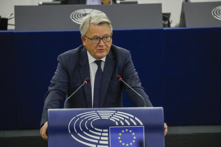 UE/Presidência: Bruxelas lamenta falta de acordo no Conselho sobre salários mínimos